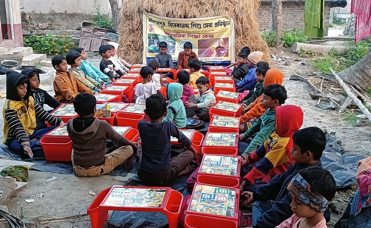 Volunteers activity by Haridevpur Vivekananda Sishu Seva Pratishthan